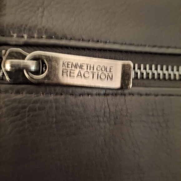 Kenneth Cole Reaction Black Leather Messenger Bag with Structured Design - Picture 10 of 11